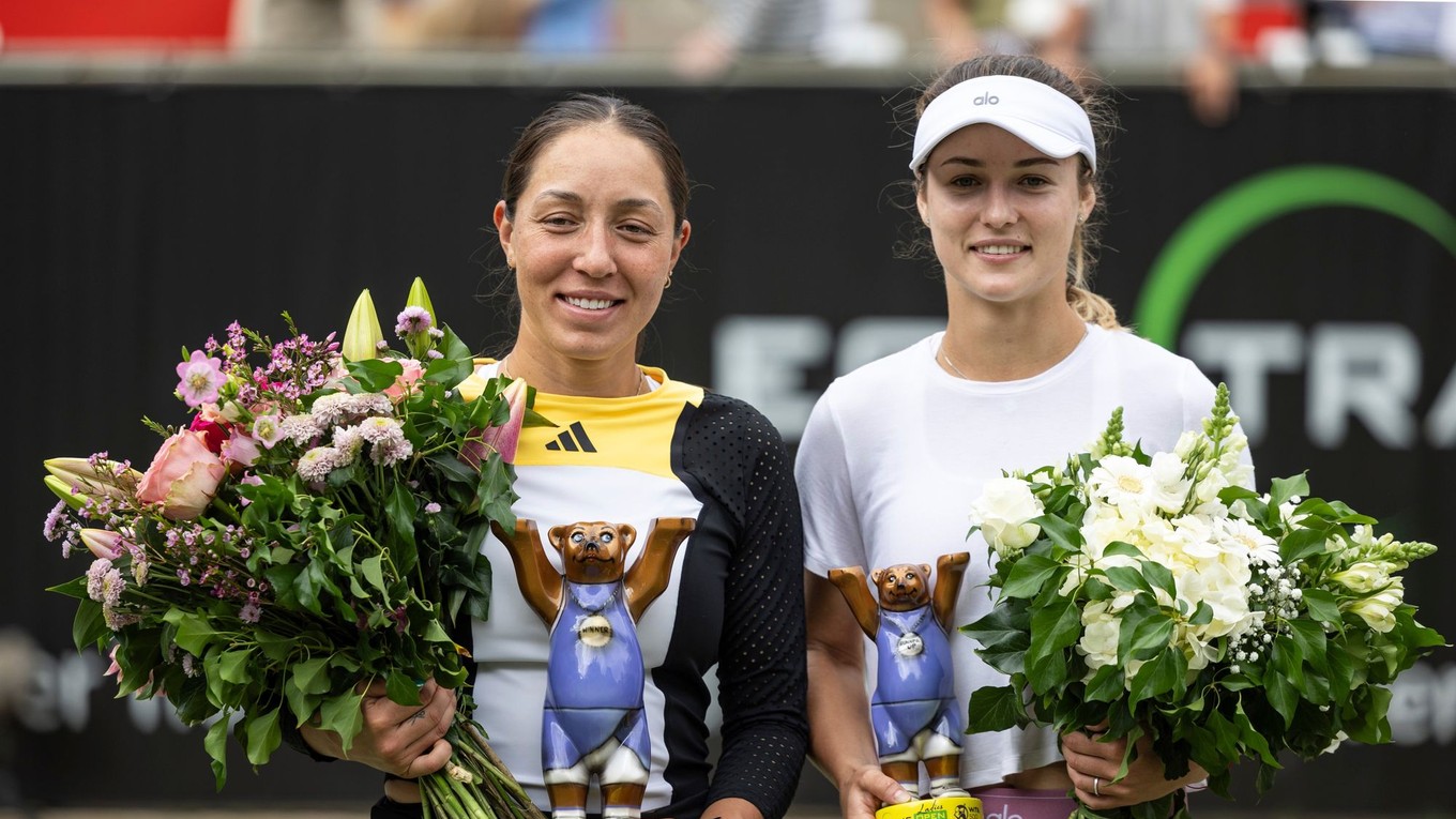 Jessica Pegulová (vľavo) zdolala Annu Kalinskú vo finále turnaja WTA v Berlíne 2024.