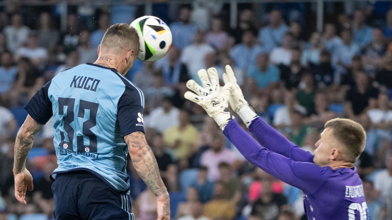 Juraj Kucka dáva gól hlavou na 3:2, v zápase ŠK Slovan Bratislava - FC Struga v 1. predkole Ligy majstrov. Vpravo brankár Filip Dujmovič.