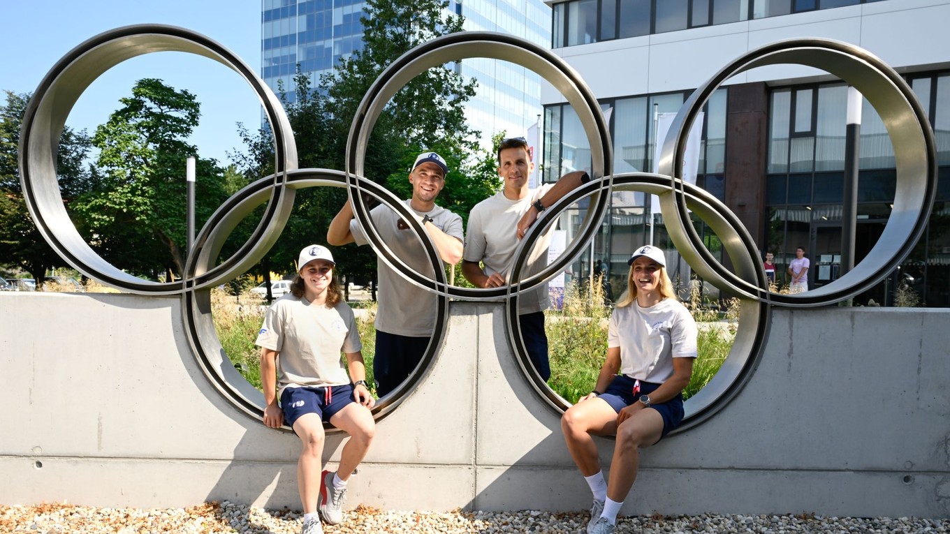 Slovenskí vodní slalomári v popredí zľava Zuzana Paňková, Eliška Mintálová a v pozadí zľava Jakub Grigar a Matej Beňuš pred odchodom na OH v Paríži. 