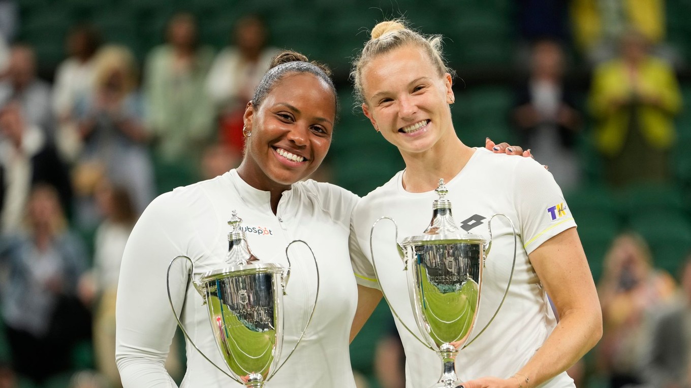 Kateřina Siniaková (vpravo) a Taylor Townsendová s trofejou pre víťazky štvorhry vo Wimbledone 2024.