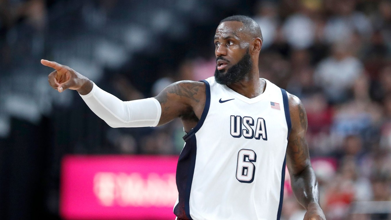 LeBron James počas zápasu USA - Kanada v príprave na OH 2024.