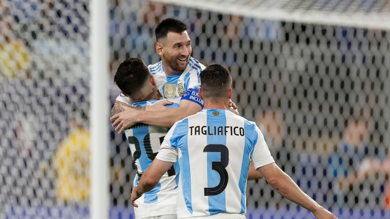 Lionel Messi sa so spoluhráčmi teší po strelenom góle v zápase Argentína - Kanada v semifinále Copa América 2024.