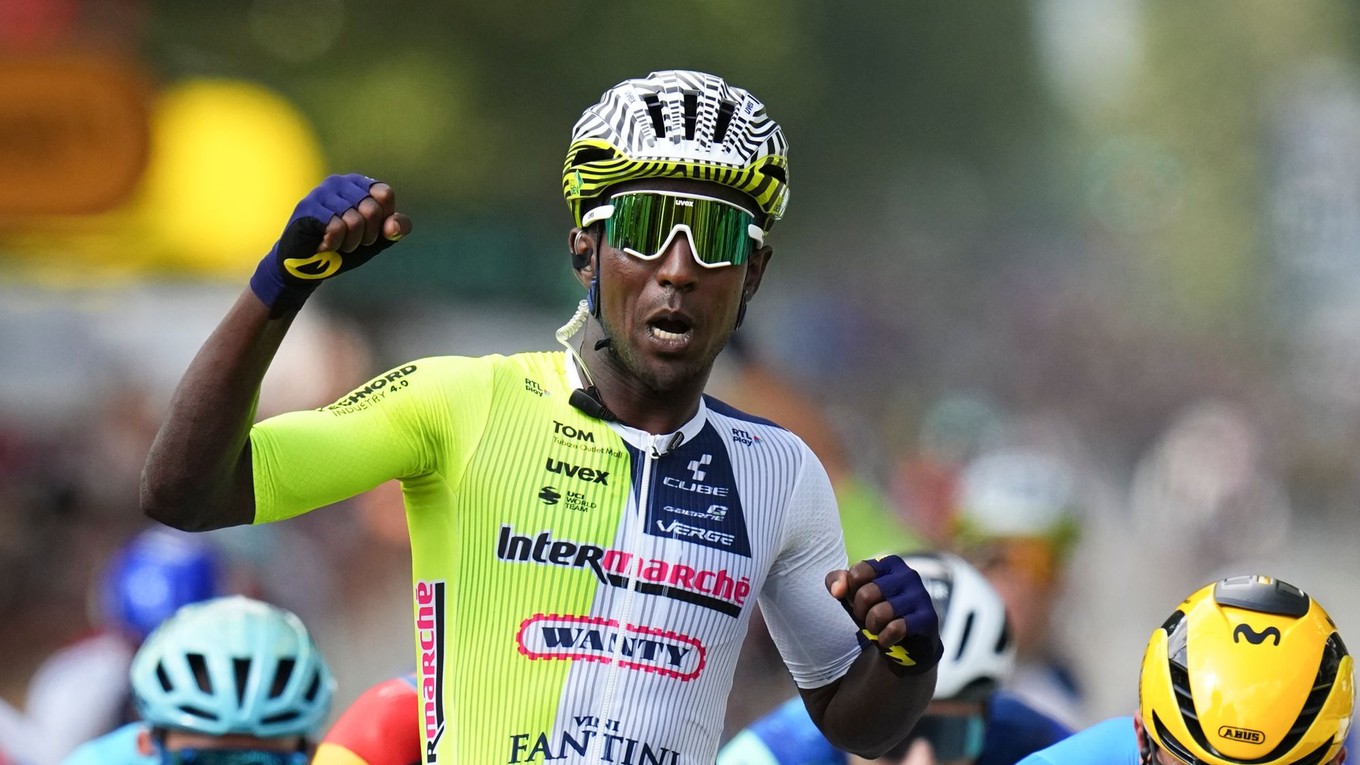 Eritrejský cyklista Biniam Girmay oslavuje v cieli po jeho víťazstve 3. etapy cyklistických pretekov Tour de France.
