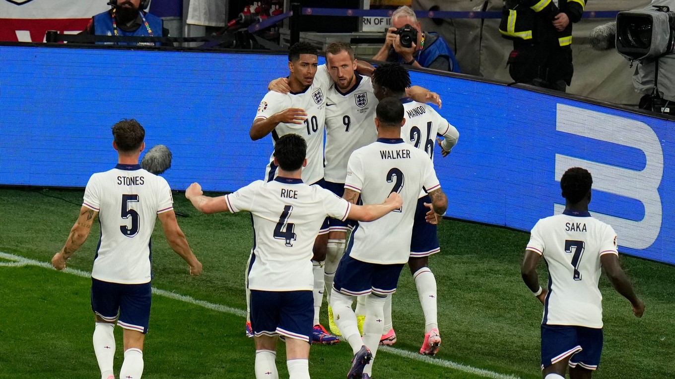 Harry Kane sa so spoluhráčmi teší po strelenom góle v zápase Holandsko - Anglicko v semifinále EURO 2024.