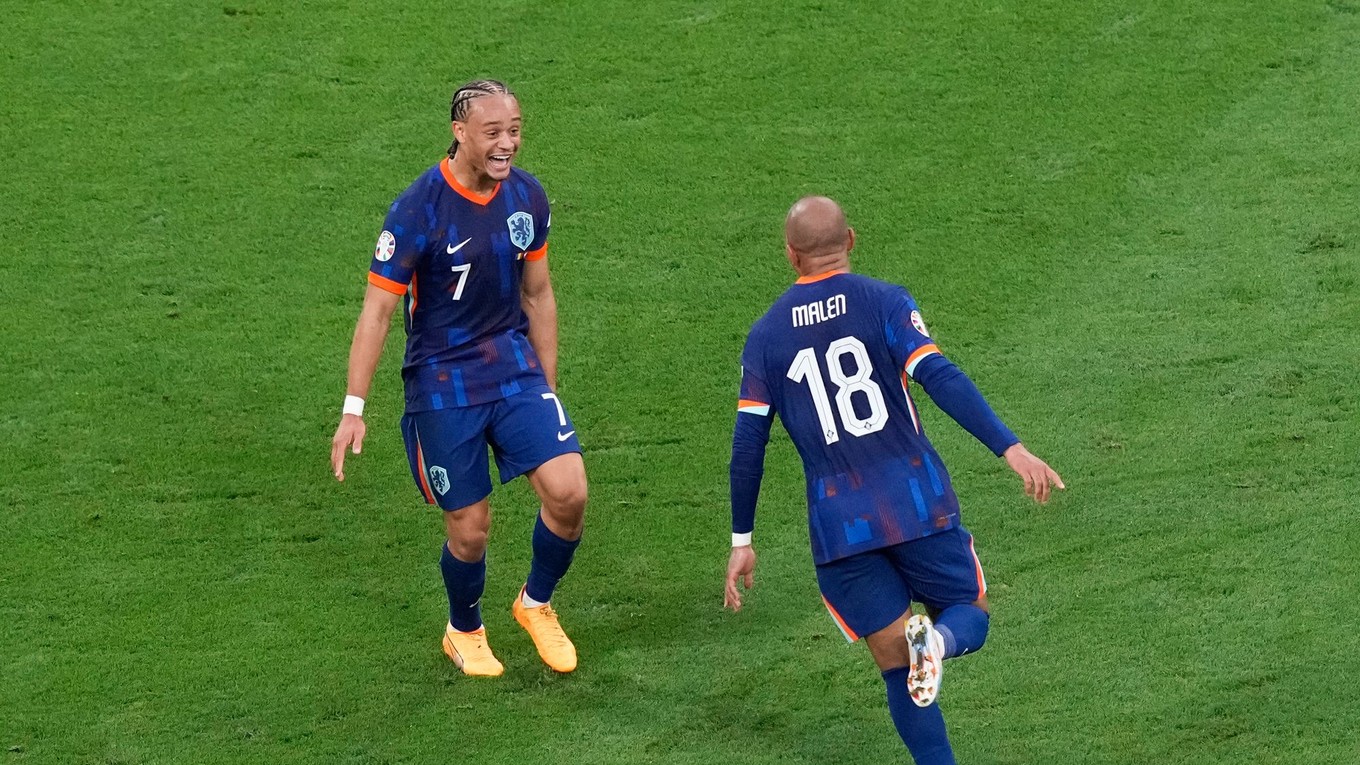 Donyell Malen (vpravo) a Xavi Simons sa tešia po strelenom góle v zápase Rumunsko - Holandsko v osemfinále EURO 2024.