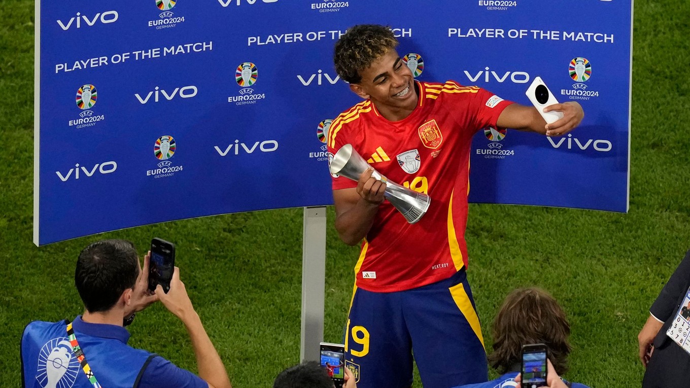 Lamine Yamal s trofejou pre hráča zápasu Španielsko - Francúzsko v semifinále EURO 2024.