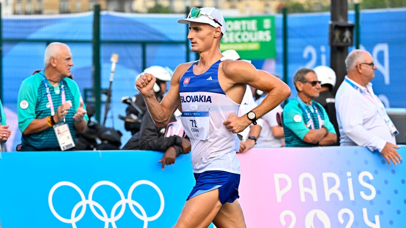 Slovenský chodec Dominik Černý na trati počas chôdze mužov na 20 km.