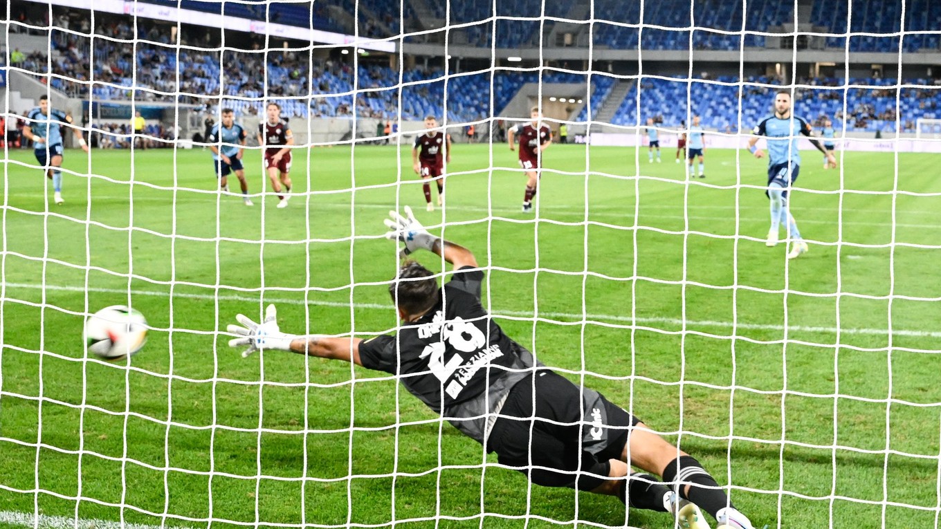 Tigran Barseghjan prekonal z penalty Adama Danka v zápase Slovan Bratislava - Podbrezová. 