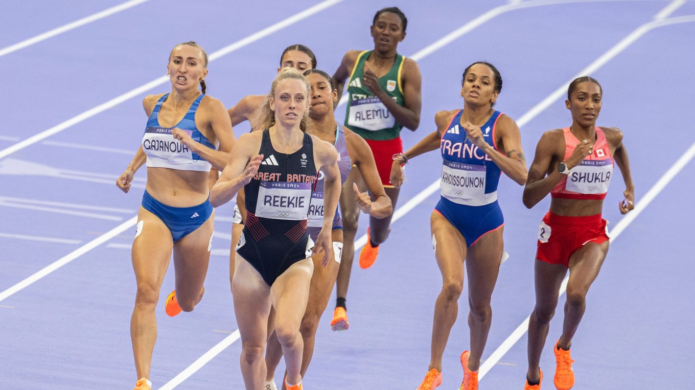 Gabriela Gajanová (vľavo) finišuje v rozbehu na 800 m na OH 2024 v Paríži.