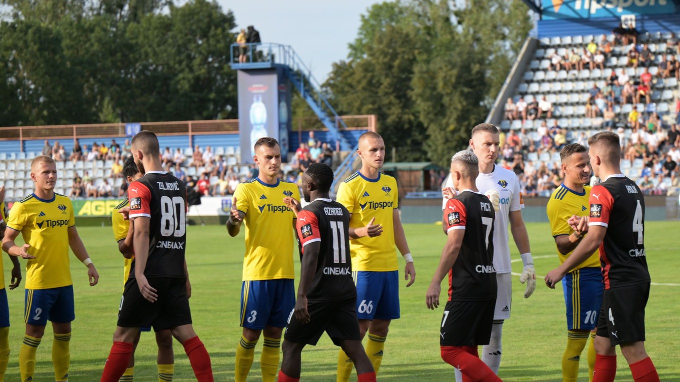 Na snímke v žltom hráči Michaloviec a v červeno-čiernom hráči Trnavy pred zápasom 2. kola futbalovej Niké ligy.