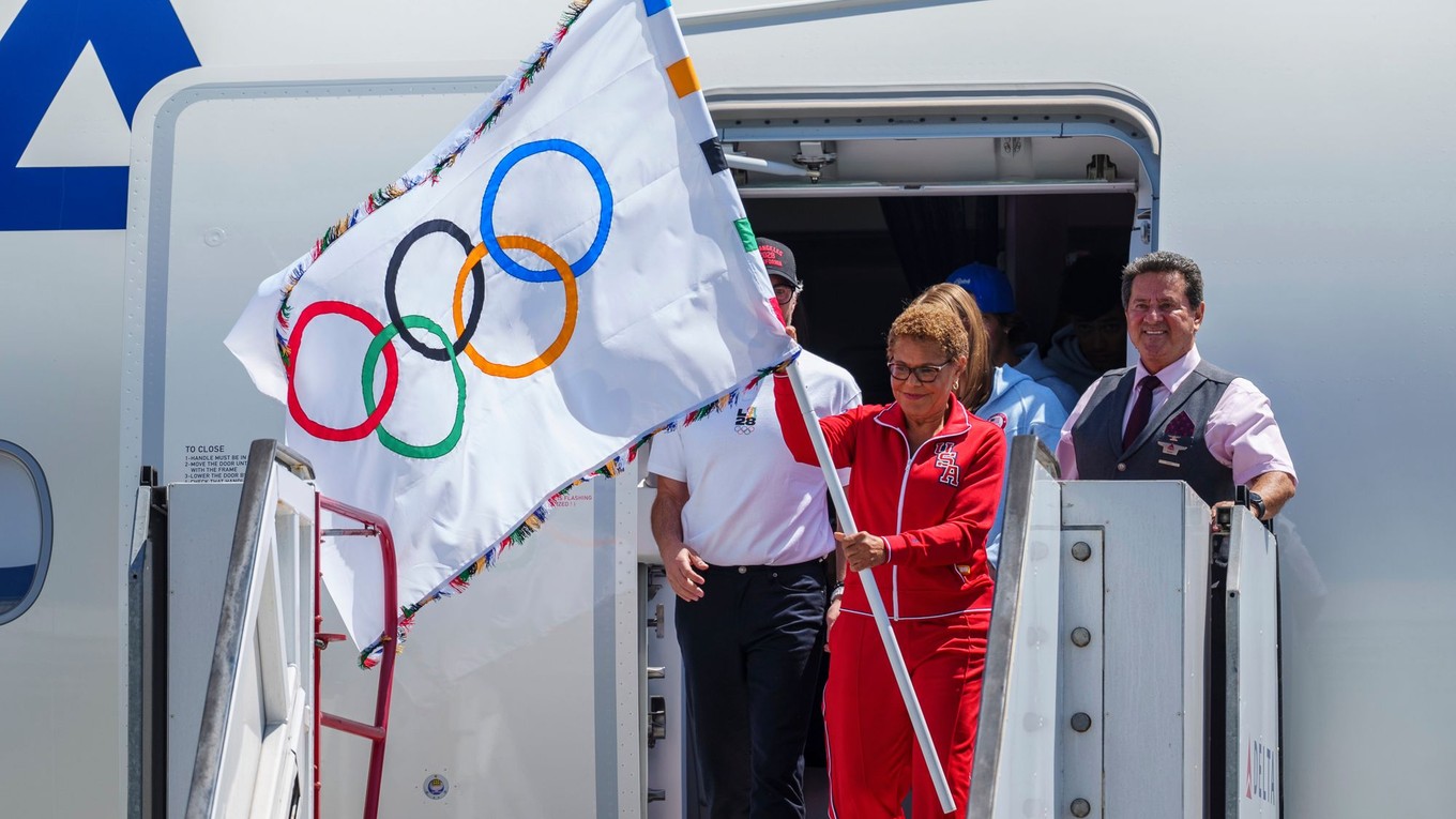 Primátorka Los Angeles Karen Bassová s olympijskou vlajkou