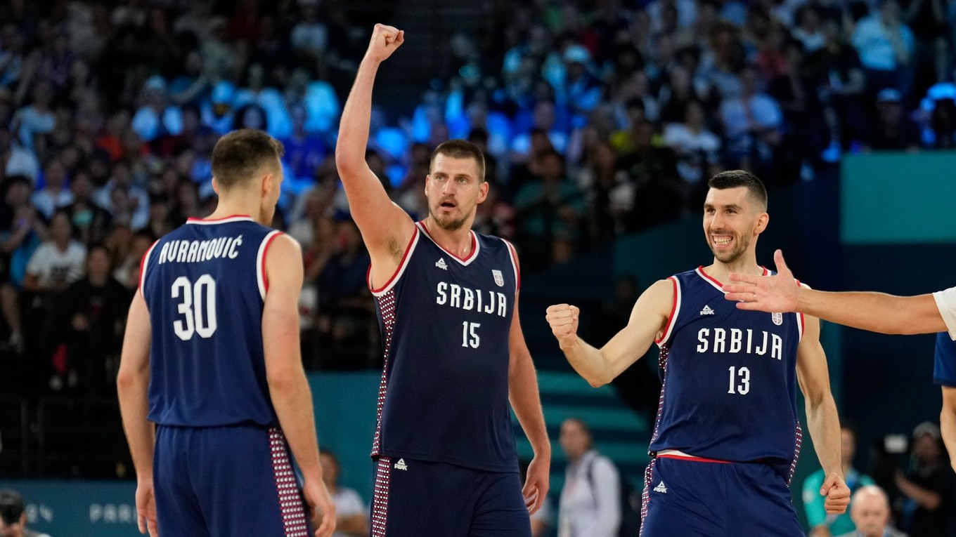 Srbskí basketbalisti oslavujú zisk bronzu na OH 2024.