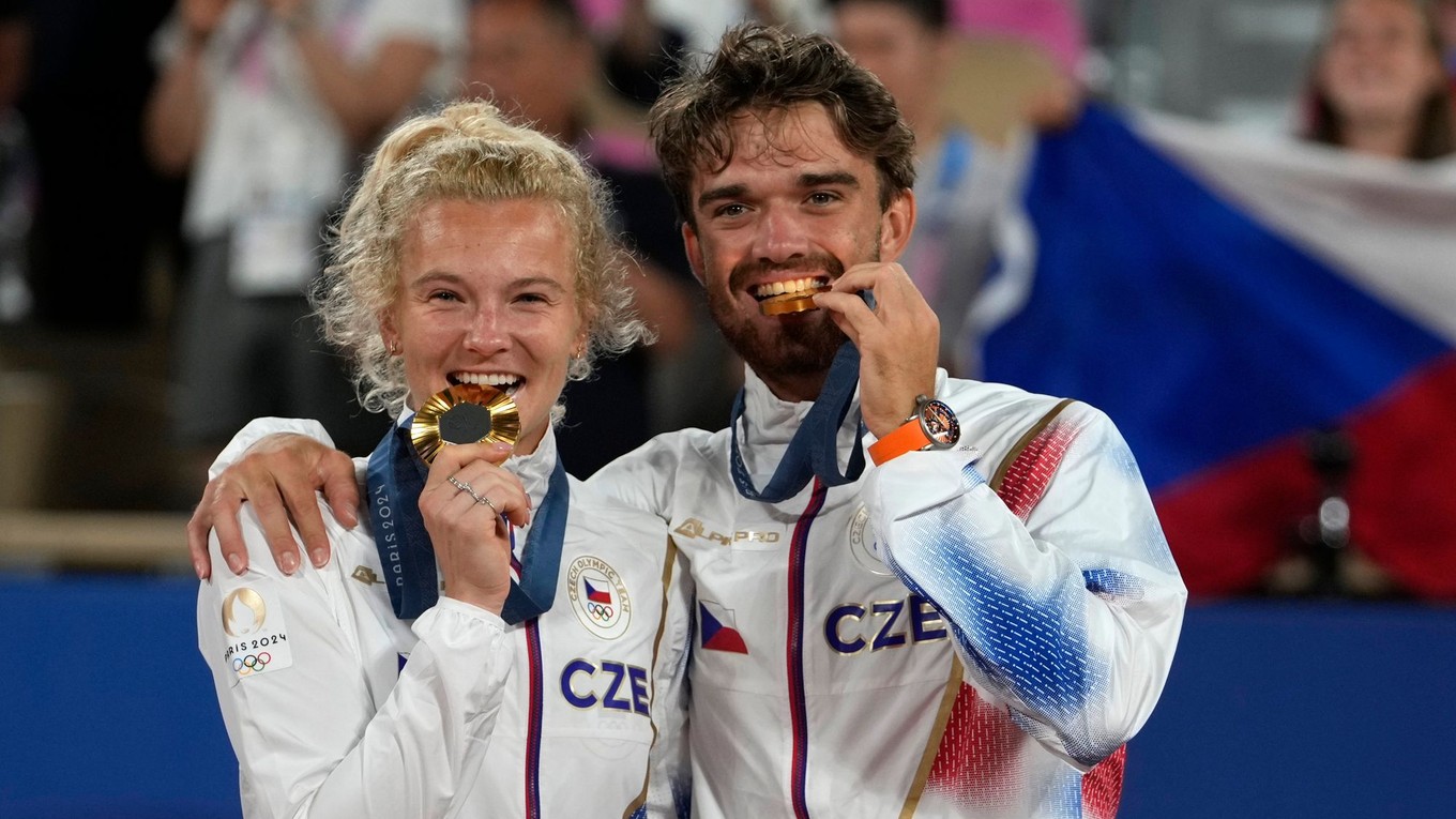 Českí tenisti Tomáš Macháč a Kateřina Siniaková ovládli mix na OH v Paríži 2024.