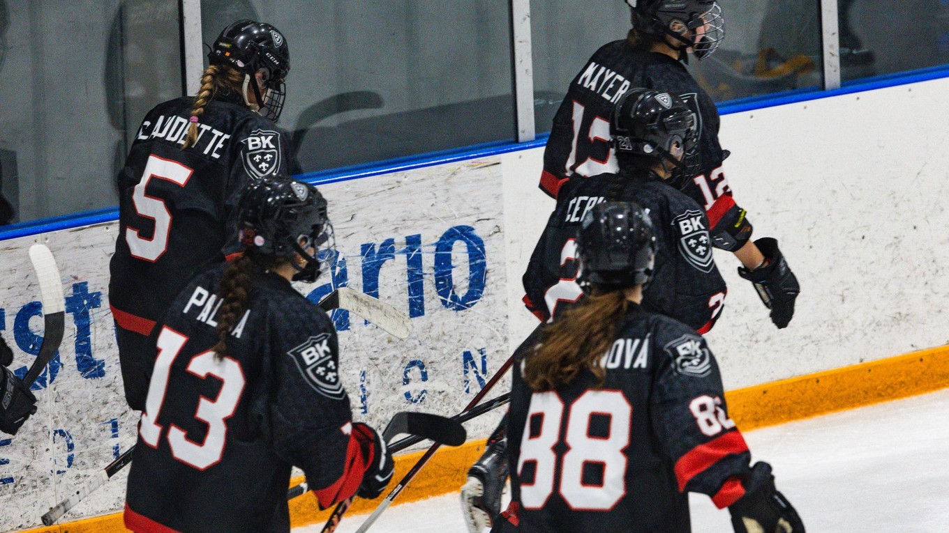 Nela Lopušanová (vpravo dole) v drese BK Selects.