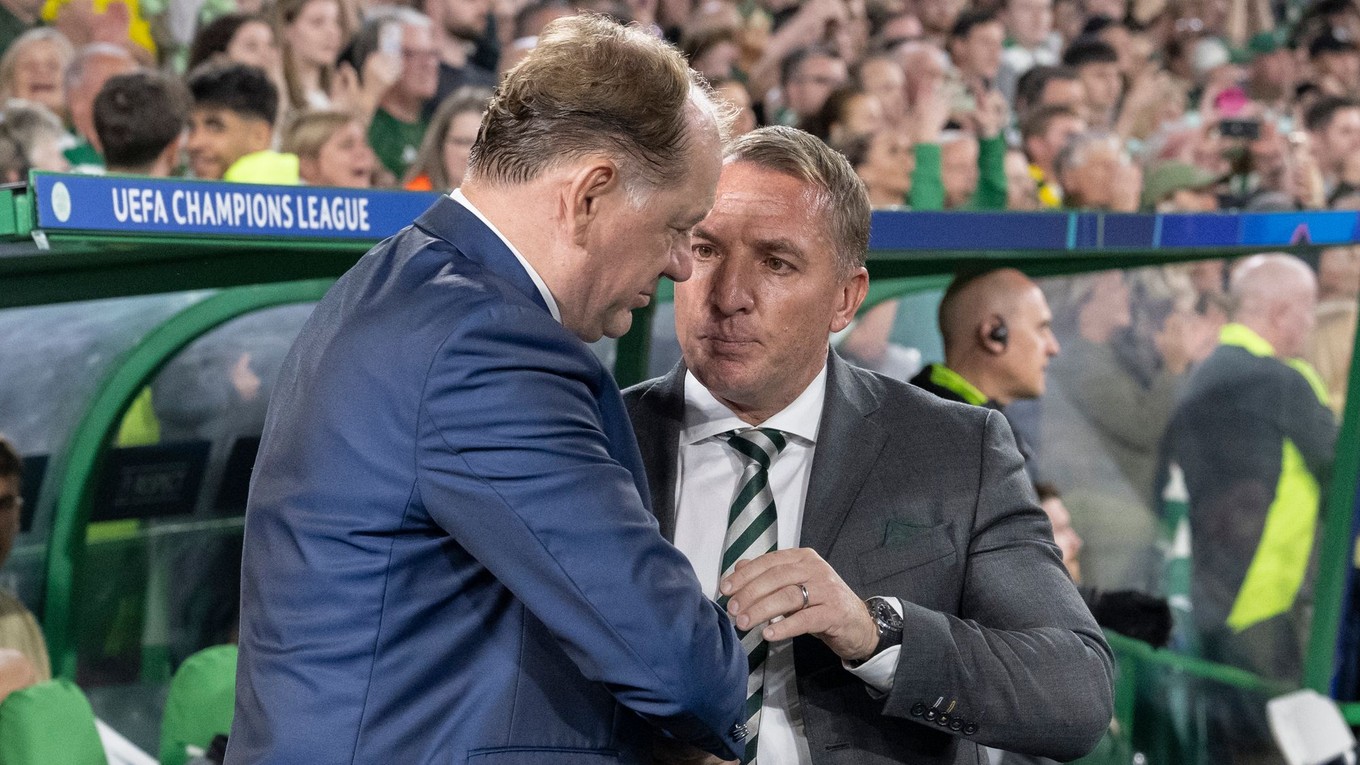 Tréner Vladimír Weiss st. (vľavo) a Brendan Rodgers počas zápasu Celtic Glasgow - ŠK Slovan Bratislava v 1. kole ligovej fázy Ligy majstrov.