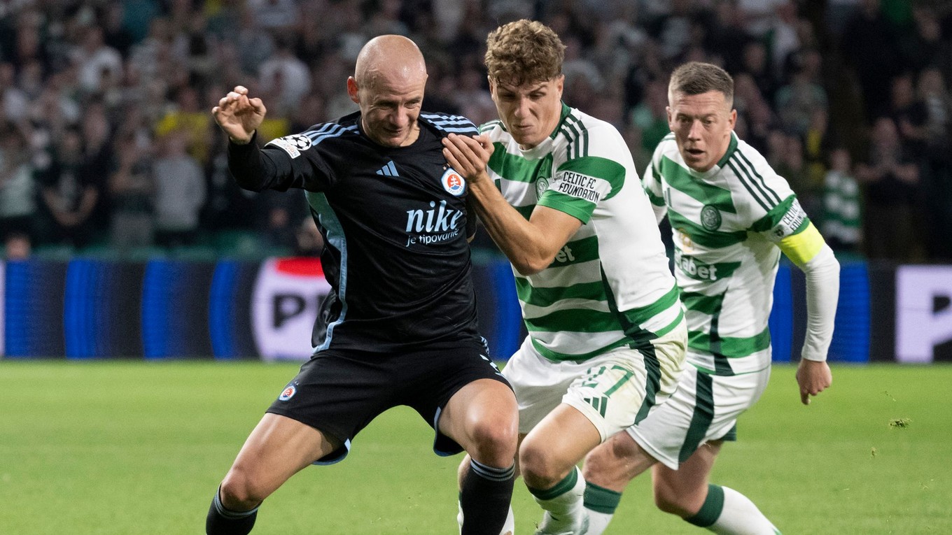 Vladimír Weiss ml. (vľavo) a Arne Engels v zápase Celtic Glasgow - ŠK Slovan Bratislava v 1. kole ligovej fázy Ligy majstrov.