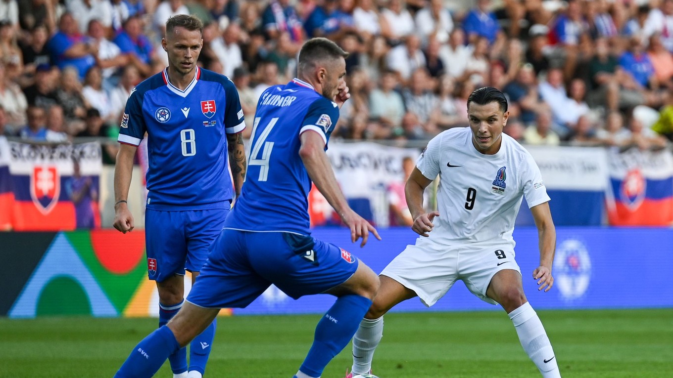 Ondrej Duda, Milan Škriniar a Renat Dadašov počas zápasu Slovensko - Azerbajdžan v 2. kole C-divízie 1. skupiny Ligy národov.