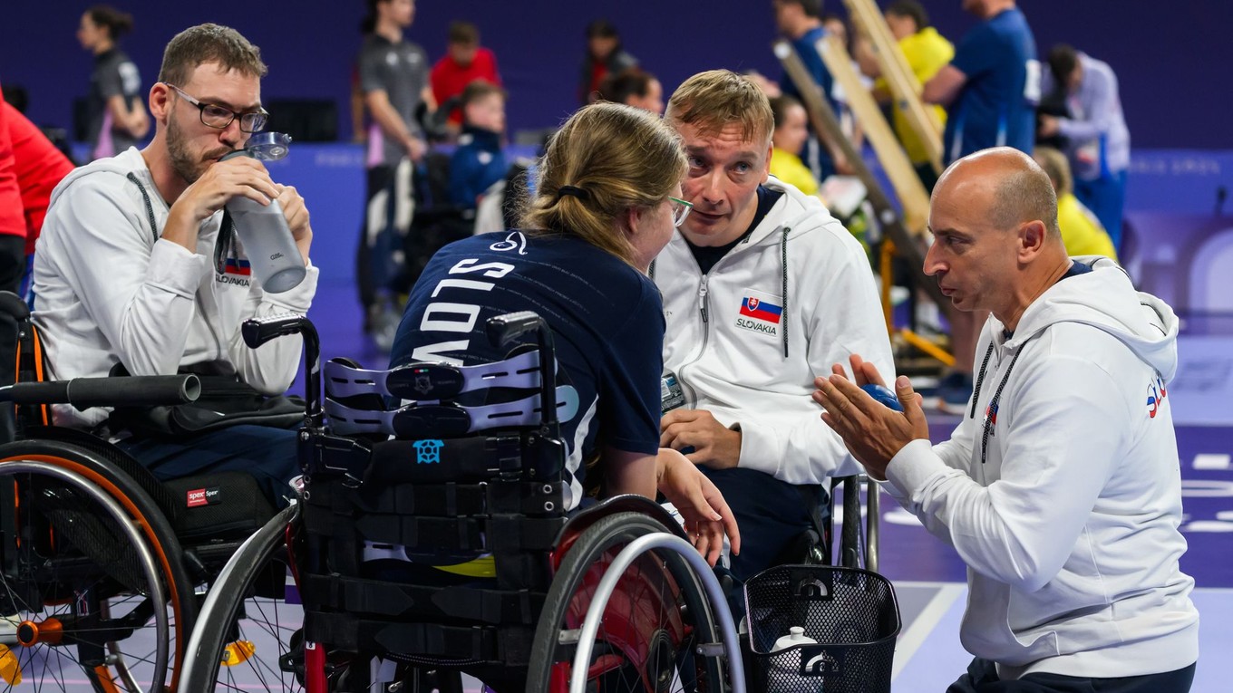 Tréner Martin Gabko, slovenskí reprezentanti v bocci Róbert Mezík (BC2), Tomáš Král (BC1) a Eliška Jankechová (BC2).