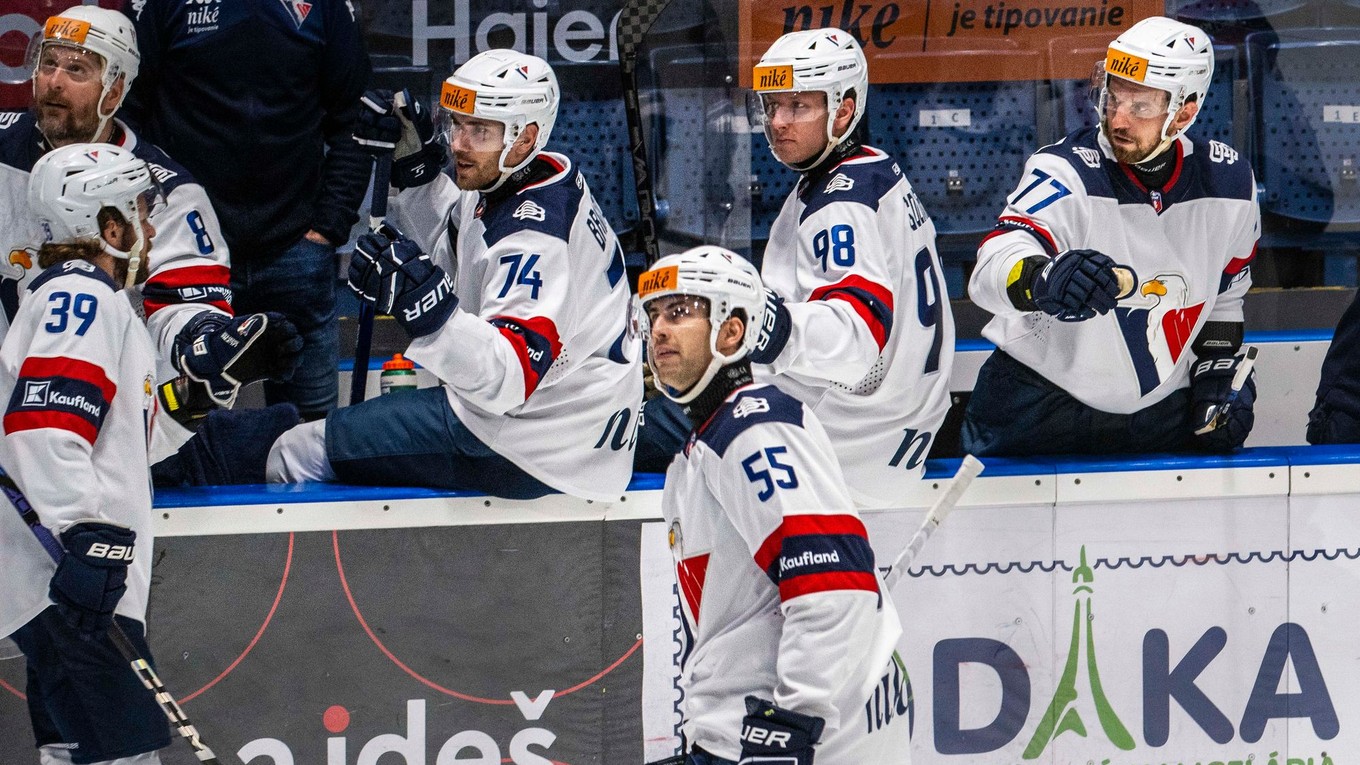 Gólová radosť hráčov HC Slovan Bratislava počas zápasu 1. kola Tipos extraligy HC Slovan Bratislava - HC Mikron Nové Zámky.