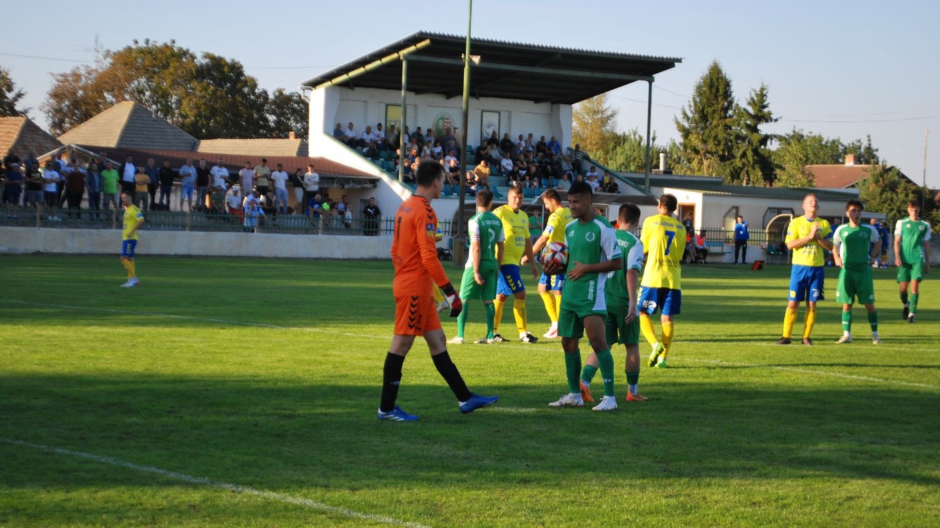 Rozhodujúce chvíle pred penaltou v 89. minúte zápasu ŠK Tvrdošovce - FK Slovan Šahy. Brankár Belák zoči-voči exekútorovi Azcaratemu.