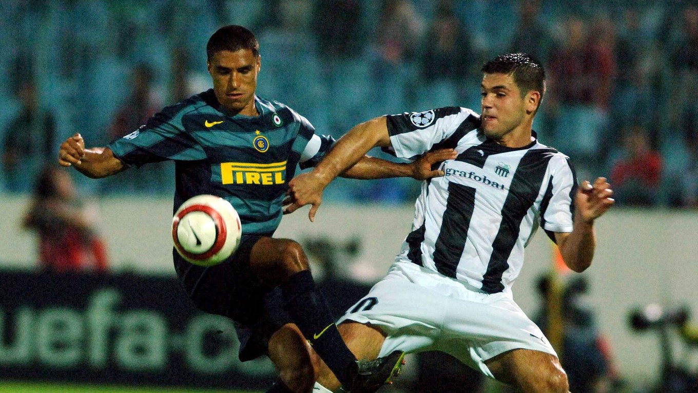 Branislav Fodrek (vpravo) a Ivan Cordoba v zápase Artmedia Bratislava - Inter Miláno v skupine H Ligy majstrov 2005/2006.