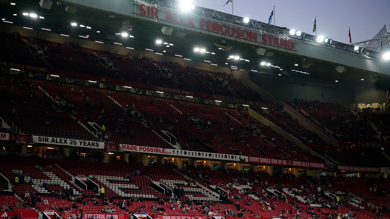 Tribúna Sira Alexa Fergusona na štadióne Old Trafford.