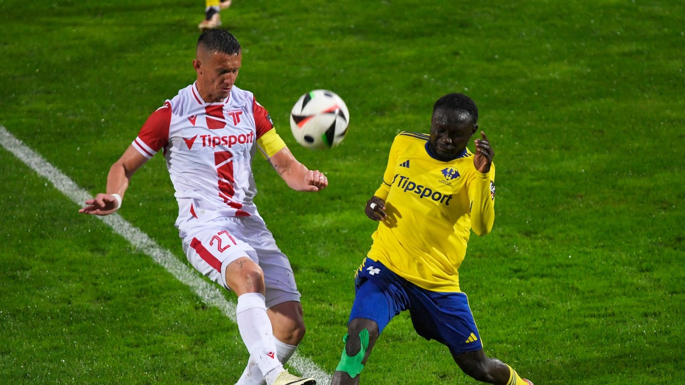 Abdul Musa Zubairu (Michalovce) a Damián Bariš (Trenčín) v súboji o loptu počas zápasu 7. kola Niké ligy MFK Zemplín Michalovce - AS Trenčín.