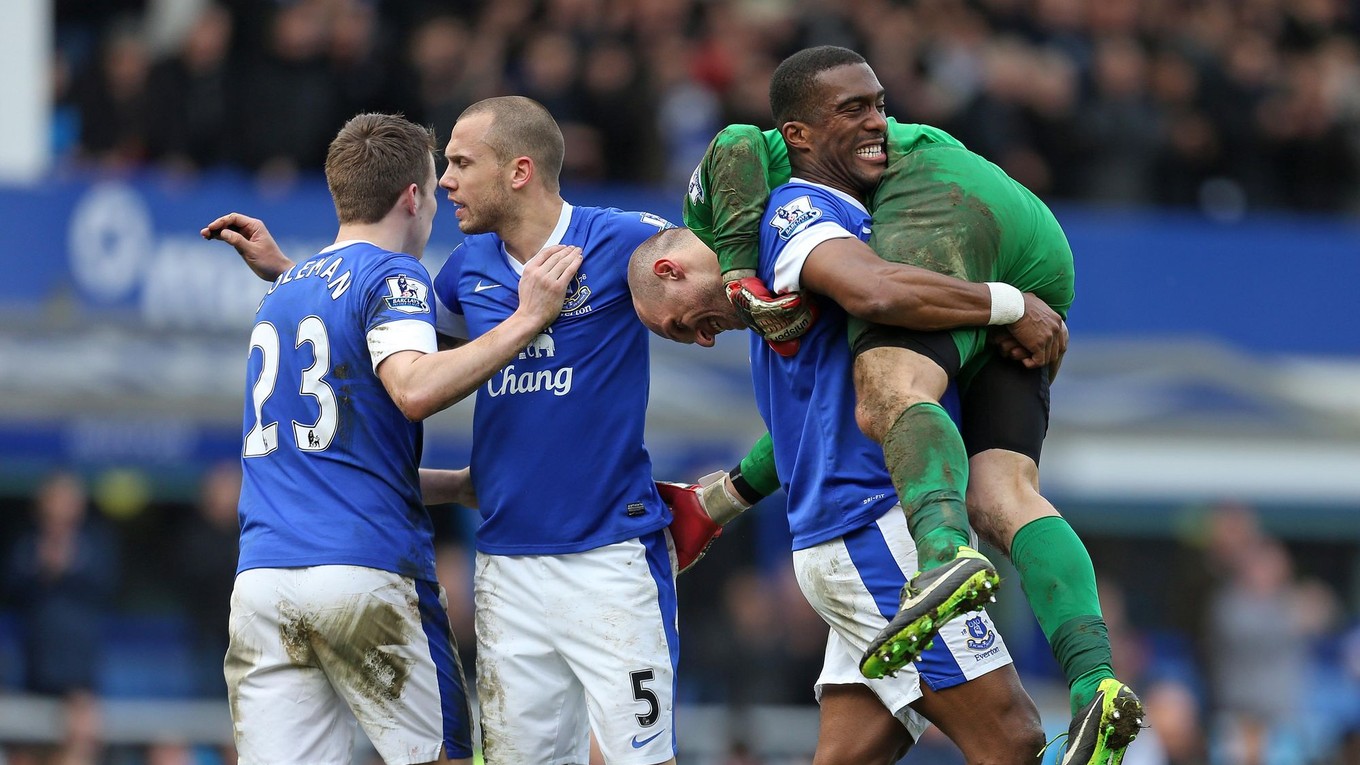 Sylvain Distin nosí na ramene Jána Muchu. Everton zdolal v roku 2013 v rámci Premier League Manchester City 2:0.