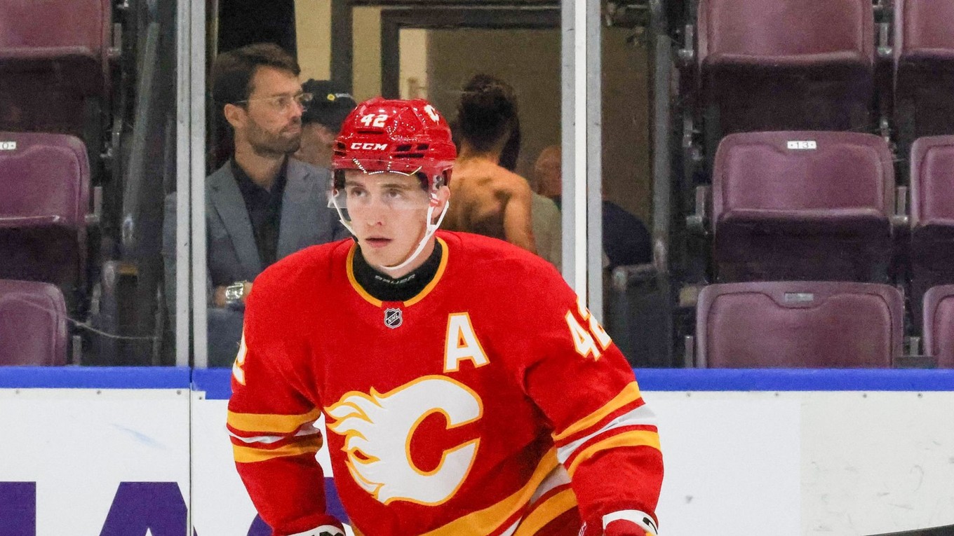 Samuel Honzek v drese Calgary Flames.