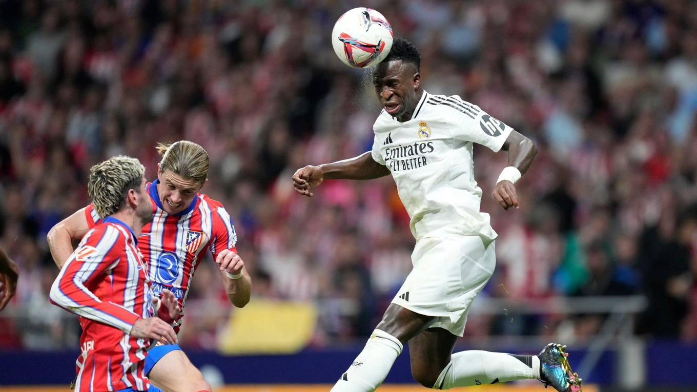 Vinícius Júnior (vpravo) v zápase Atlético Madrid - Real Madrid v 8. kole La Ligy.