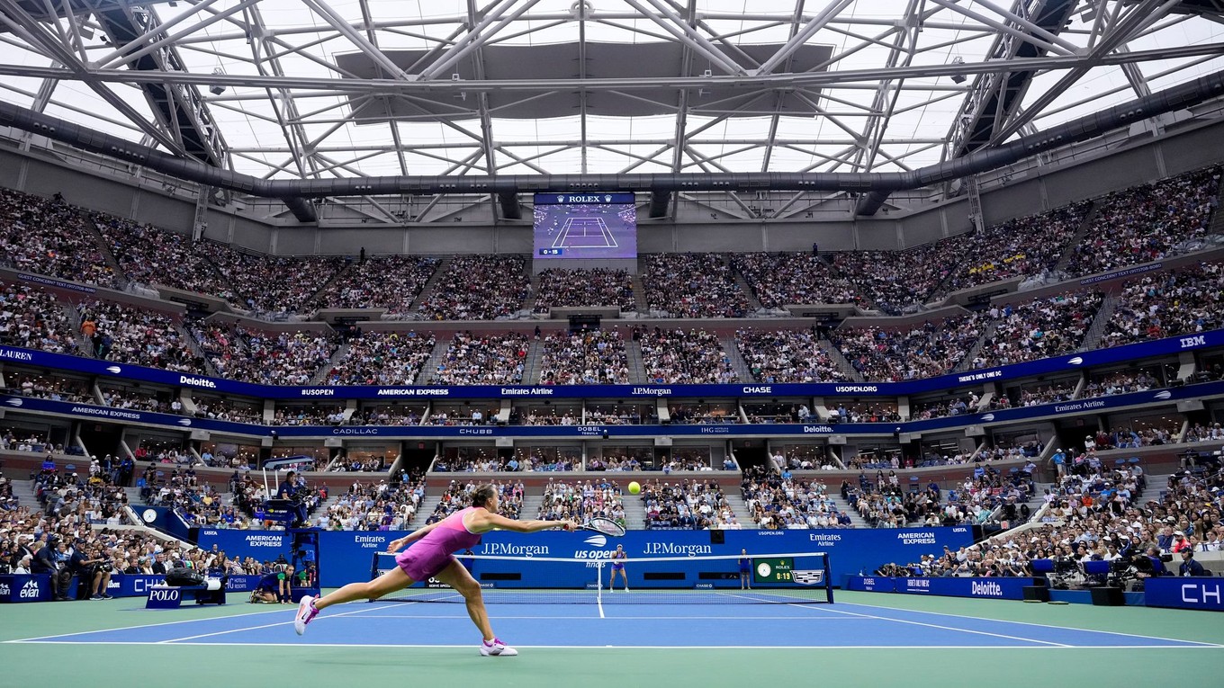 Aryna Sabalenková odvracia úder na kurte Arthura Asha vo finále US Open 2024.