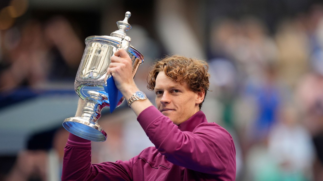 Jannik Sinner pózuje s trofejou na grandslamovom turnaji US Open.