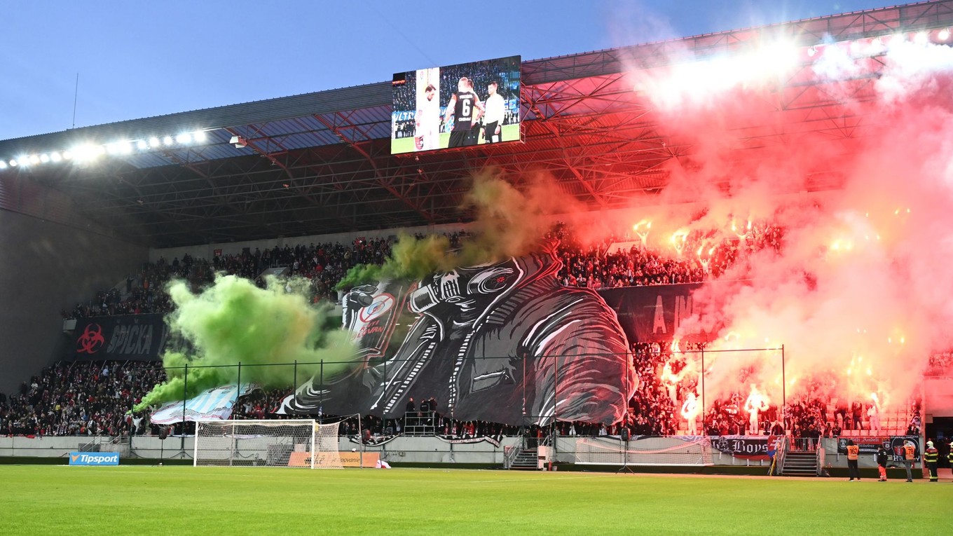 Fanúšikovia Spartaka počas zápasu 11. kola futbalovej Niké ligy medzi FC Spartak Trnava a ŠK Slovan Bratislava.