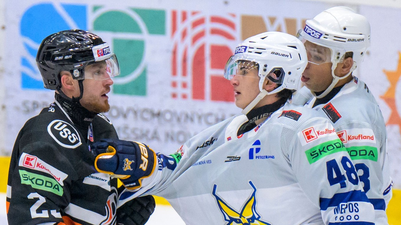 Na snímke malá potýčka hráčov, zľava Tomáš Mikúš (Košice), Samuel Barcík, Stephen Harper (obaja Spišská Nová Ves).