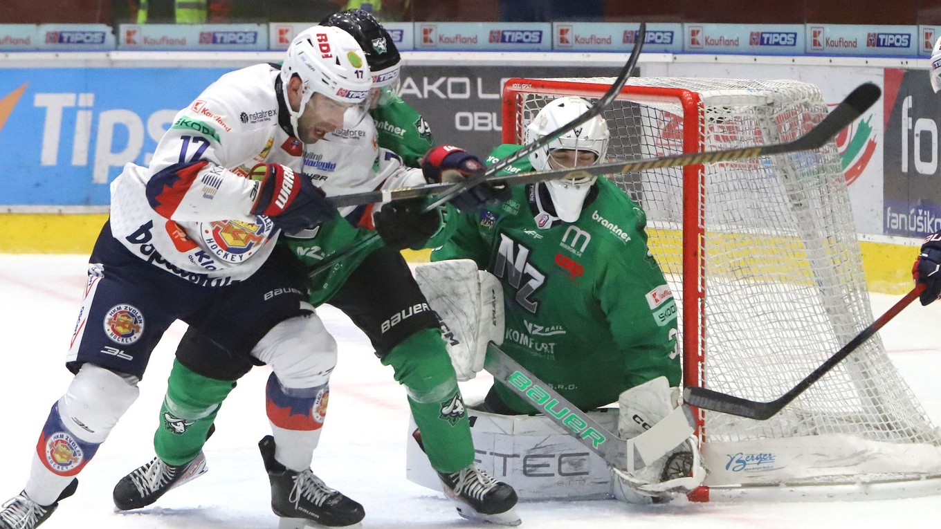 Andrej Kudrna a brankár Jason Grande v zápase HKM Zvolen - HC Mikron Nové Zámky v 13. kole Tipos extraligy.