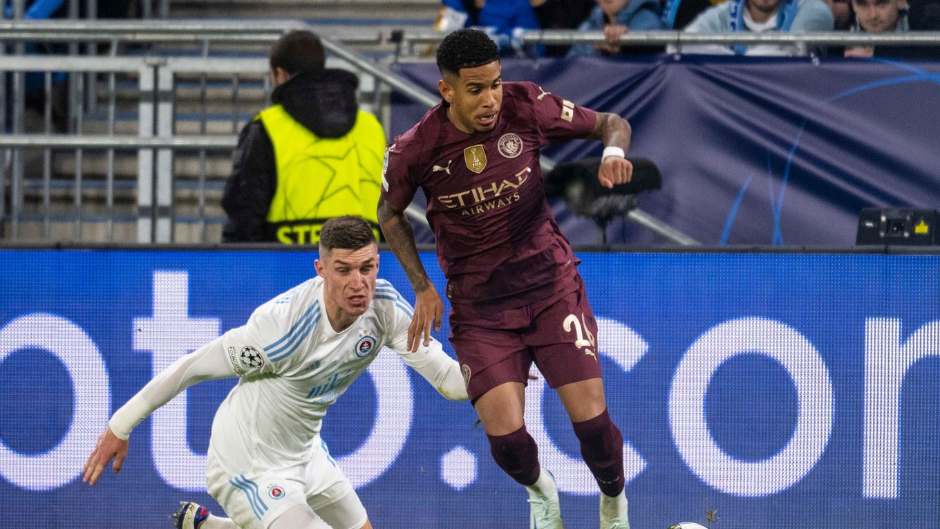 Zľava Danylo Ignatenko (Slovan) a Savinho (Manchester) počas zápasu Slovan Bratislava - Manchester City v 2. kole ligovej fázy Ligy majstrov.