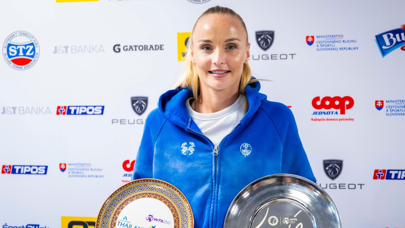 Rebecca Šramková pózuje s trofejami.