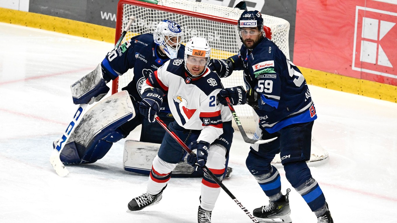 Richard Pánik (v strede) v drese HC Slovan Bratislava v Tipos extralige.