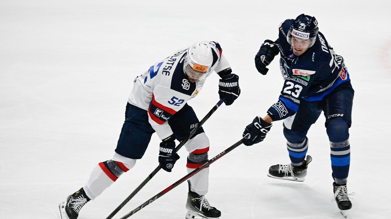 Vľavo Sena Acolatse v drese HC Slovan Bratislava.