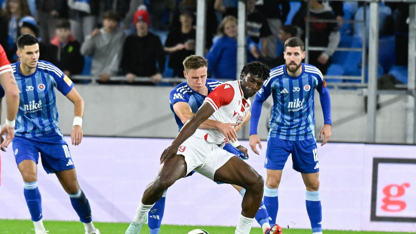 Chinonso Emeka (v popredí) a za ním Siemen Voet v zápase ŠK Slovan Bratislava - AS Trenčín. Archívny záber.