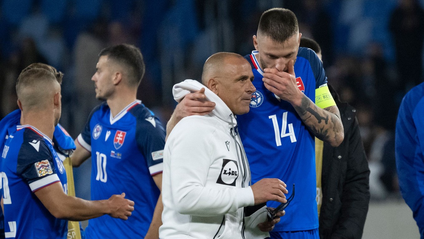 Tréner Francesco Calzona a Milan Škriniar po zápase Slovensko - Švédsko.