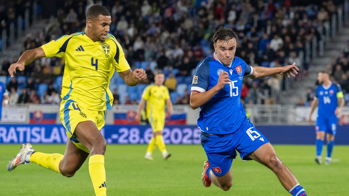 Na snímke vpravo Dávid Strelec (Slovensko) a vľavo Isak Hien (Švédsko) v zápase C-divízie Ligy národov vo futbale Slovensko - Švédsko .