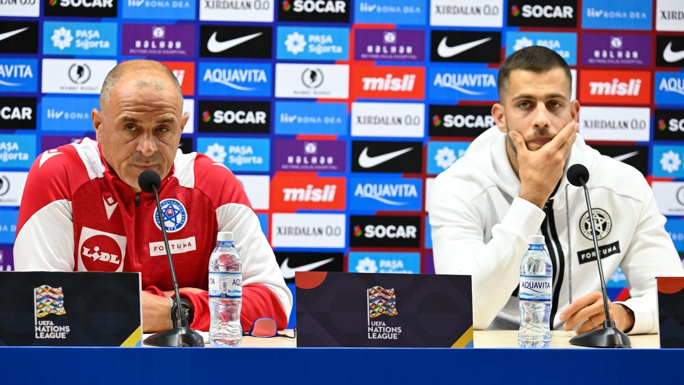 Tréner slovenskej futbalovej reprezentácie Francesco Calzona a hráč Dávid Hancko.