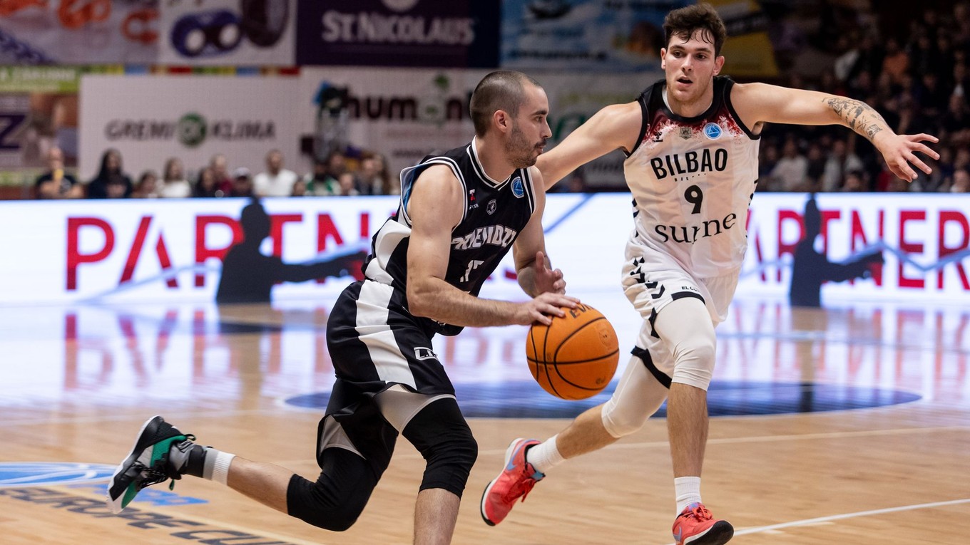 Dalibor Hlivák (Prievidza) a Ruben Dominguez (Bilbao) v zápase 3. kola J-skupiny Európskeho pohára FIBA.