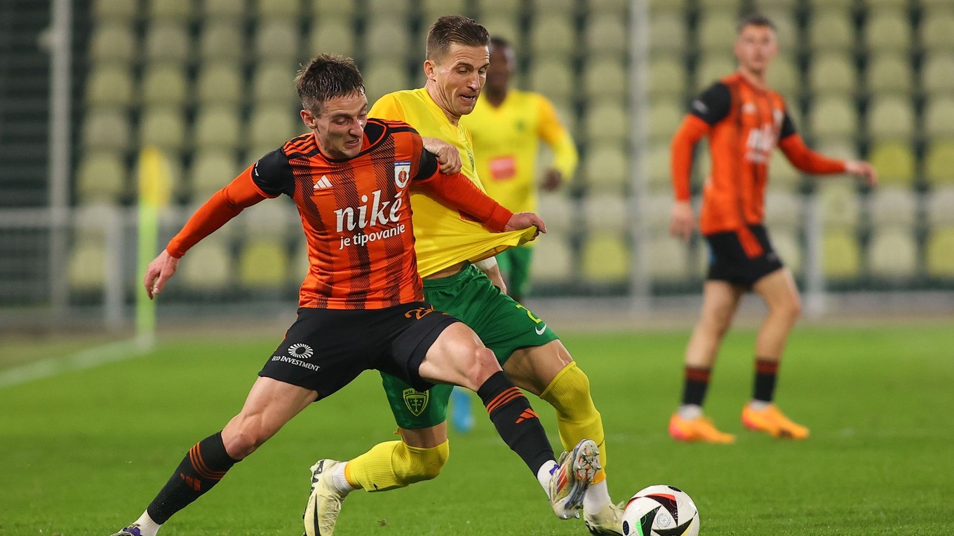 Peter Pekarík (Žilina) a Alexander Selecký (Ružomberok) v súboji o loptu v dohrávke 2. kola futbalovej Niké ligy.