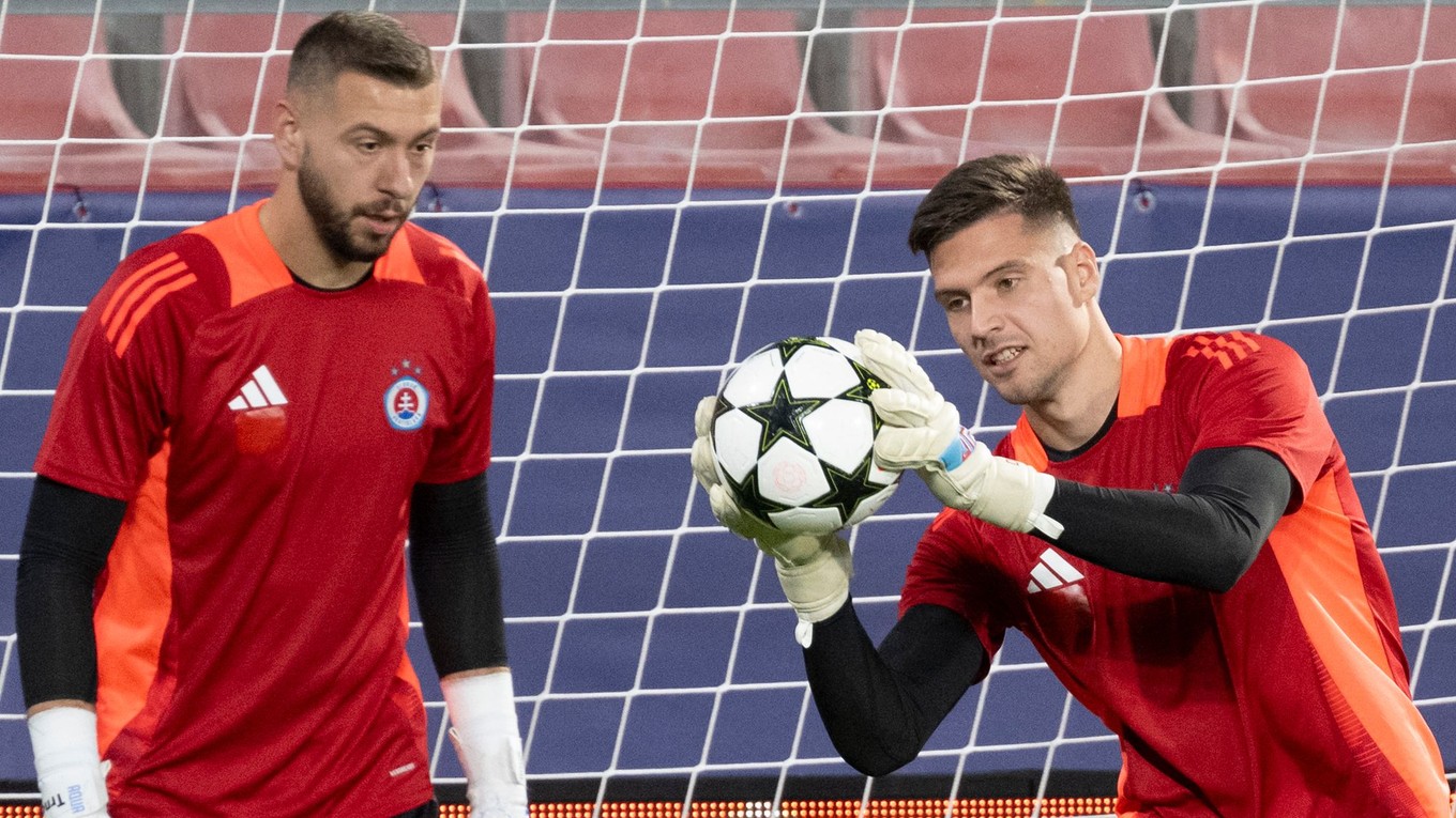 Na snímke sú brankári ŠK Slovan Bratislava Dominik Takáč a Martin Trnovský (vľavo).