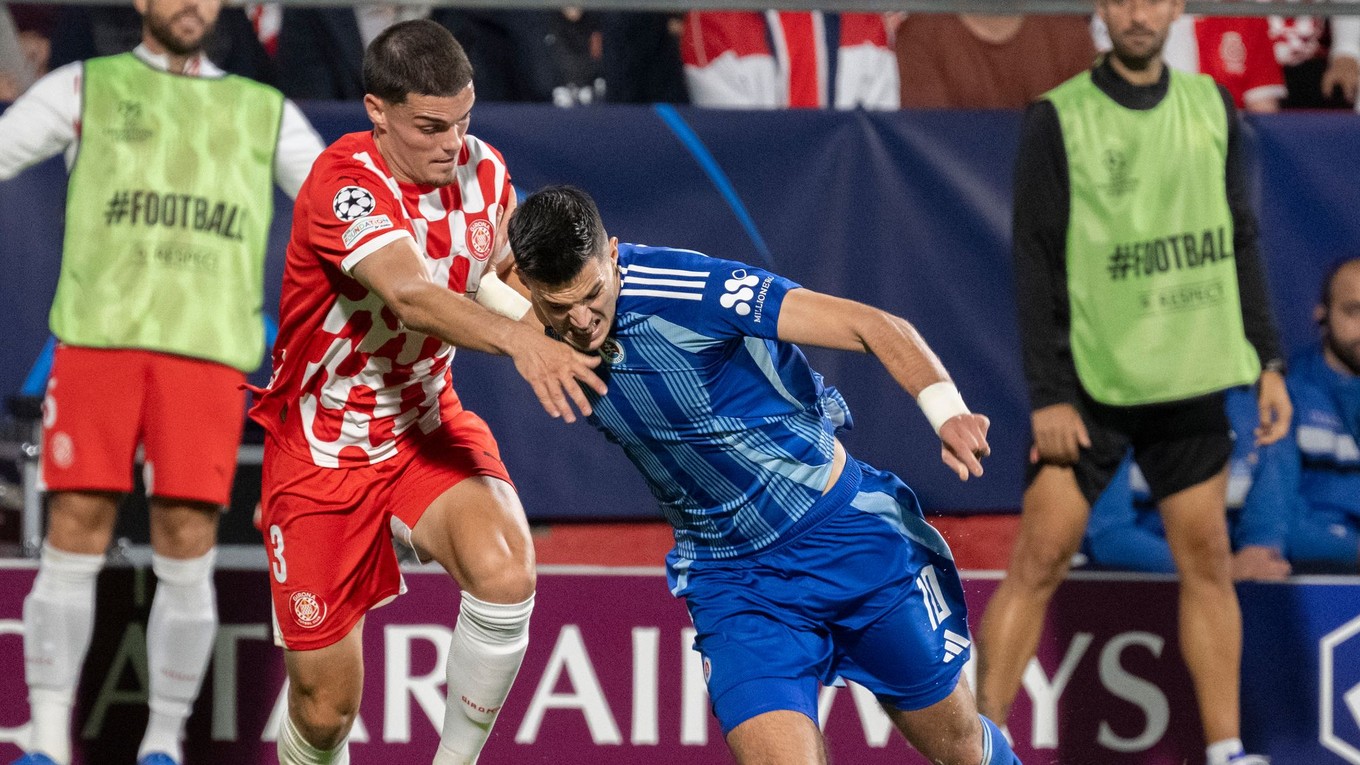 Na snímke Marko Tolič (vpravo) z ŠK Slovan Bratislava a Miguel Gutierrez z Girony bojujú o loptu.