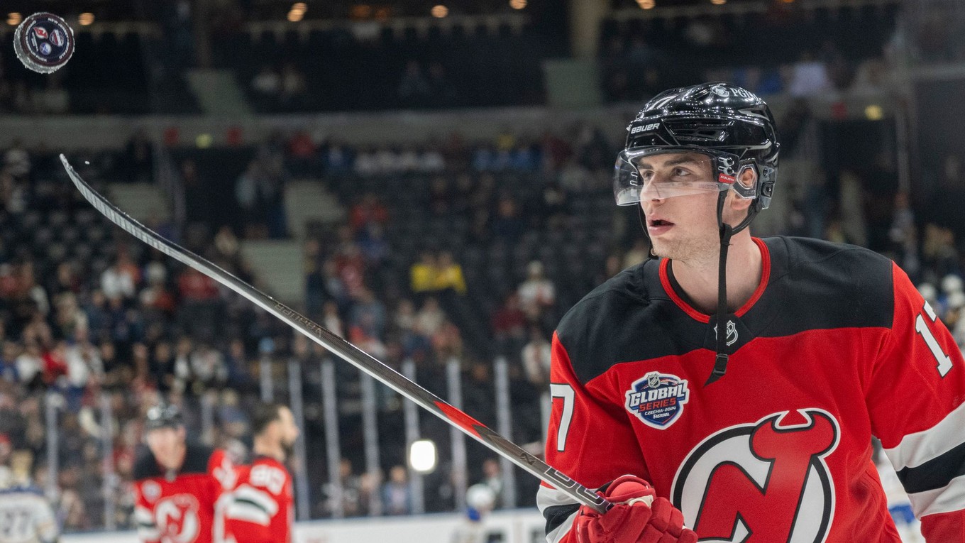 Šimon Nemec z New Jersey Devils počas rozkorčuľovania pred otváracím zápasom sezóny NHL v Prahe