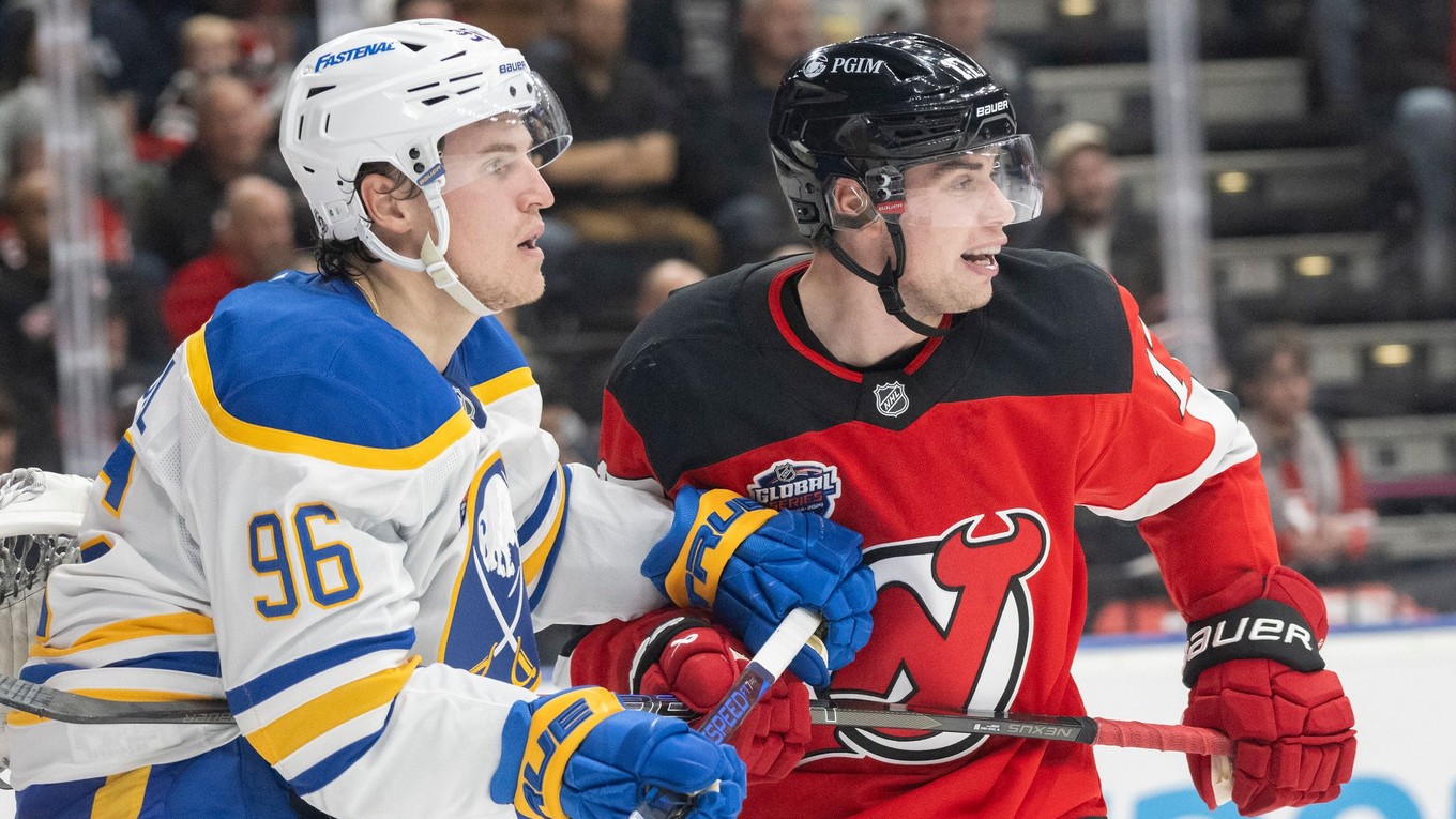 Šimon Nemec (vpravo) z New Jersey Devils a Nicolas Aube-Kubel z Buffala Sabres počas otváracieho zápasu sezóny 2024/25 zámorskej hokejovej NHL.