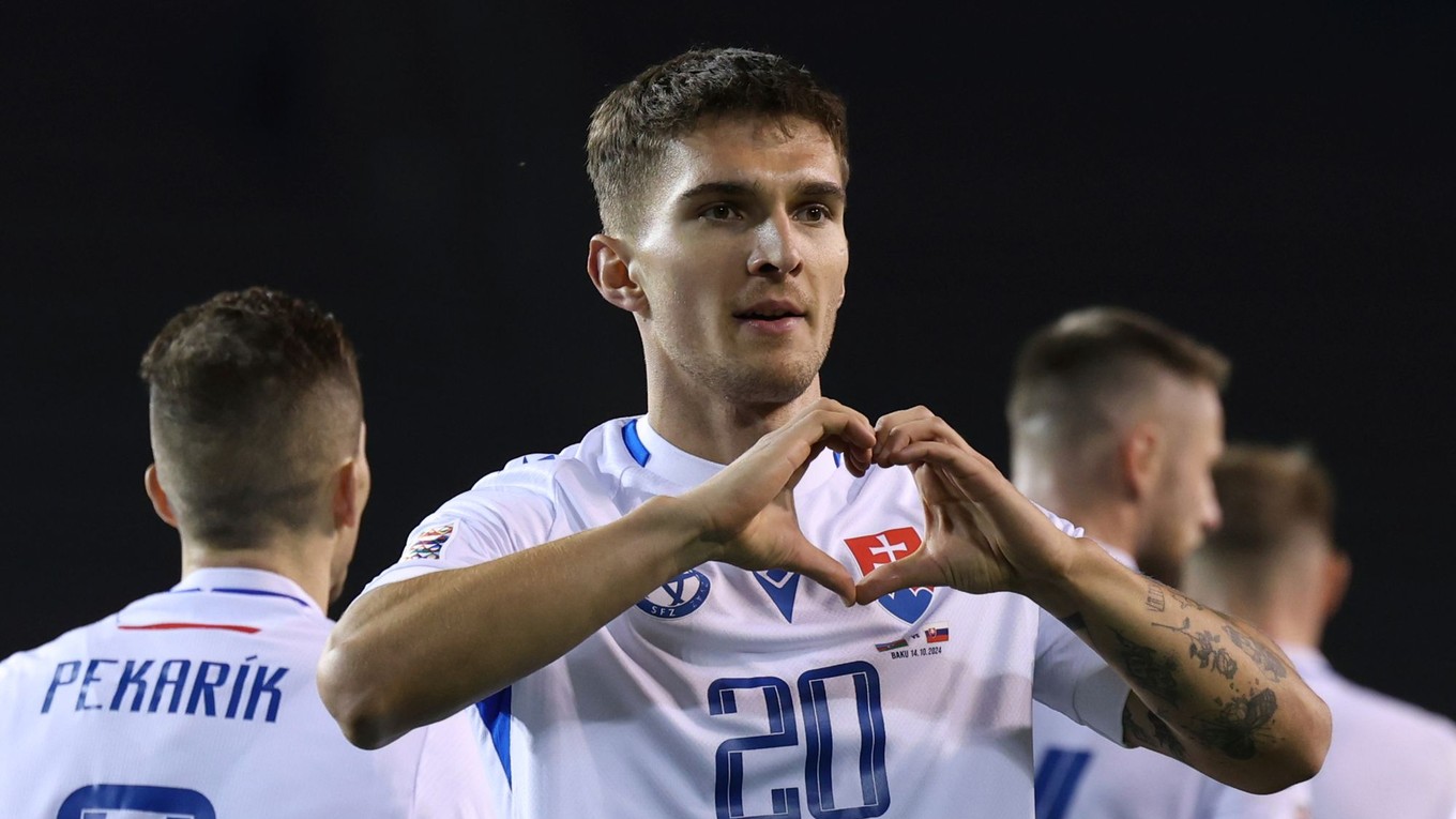 Slovenský futbalista Dávid Ďuriš sa teší z gólu do siete Azerbajdžanu. 